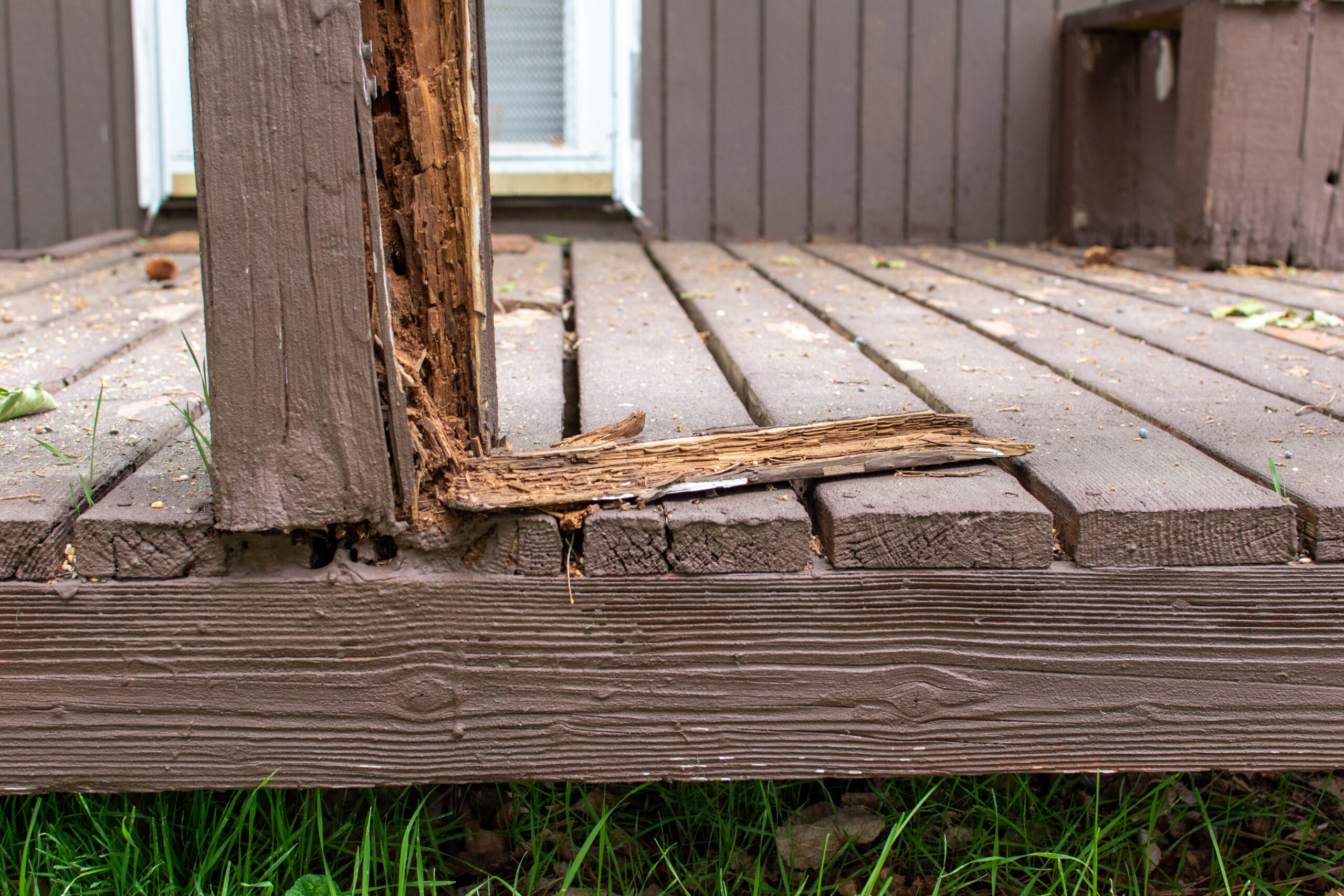 Old rotten damaged deck rail that is falling apart, dangerous and needs repaired or replaced.